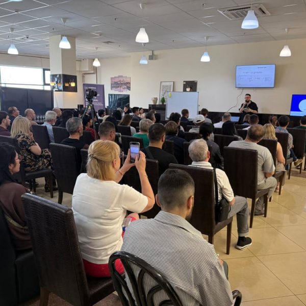 Photo 5429258083336583041 Y